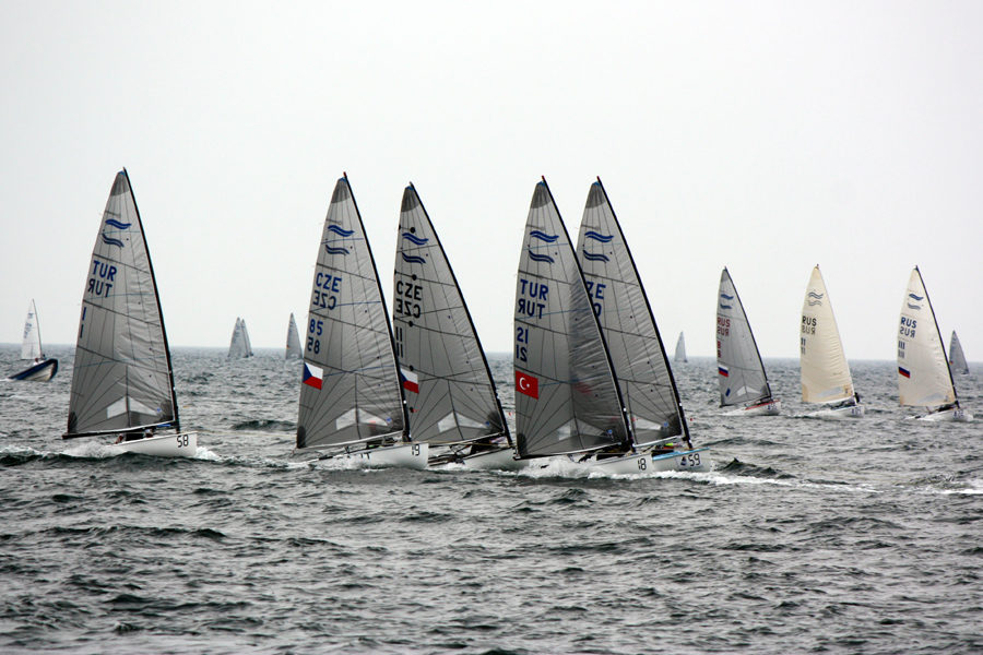 103 Boote zählten zum Teilnehmerfeld der Finn Dinghy Europameisterschaft vor Warnemünde.