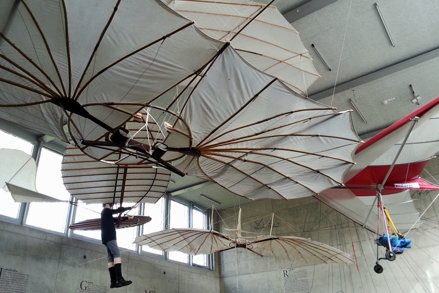 Flugobjekte im Otto Lilienthal Zentrum in Stölln