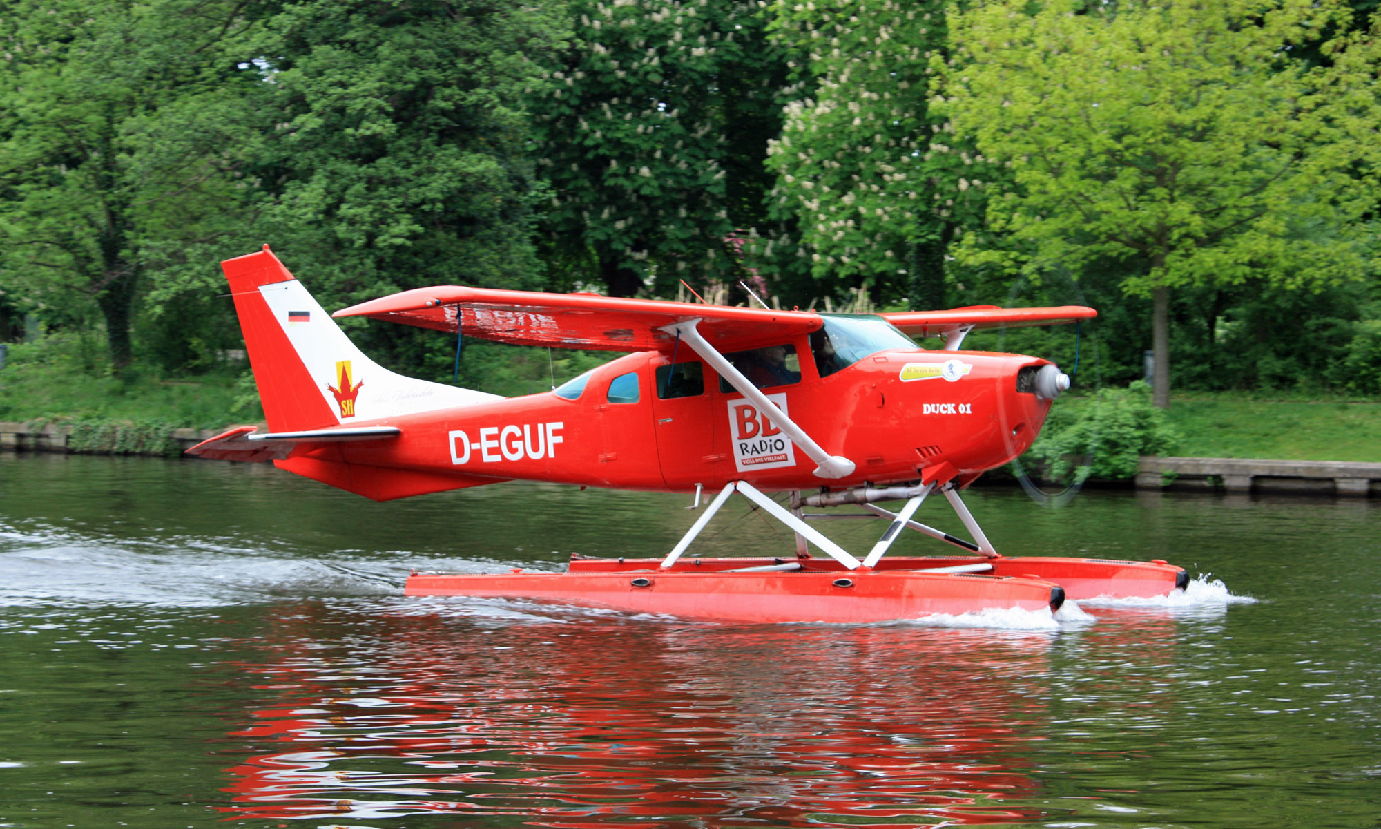 Wasserflugzeug D-EGUF nach der Landung im Treptower Park