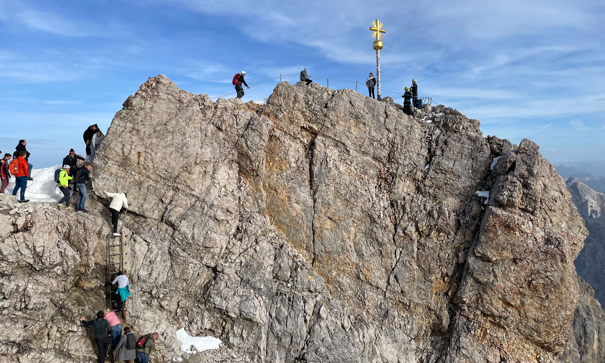 Andrang zum Gipfelkreuz auf der Zugspitze